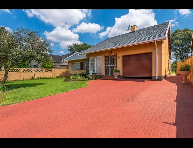 3 BEDROOM FREEHOLD FOR SALE IN ROSEACRE